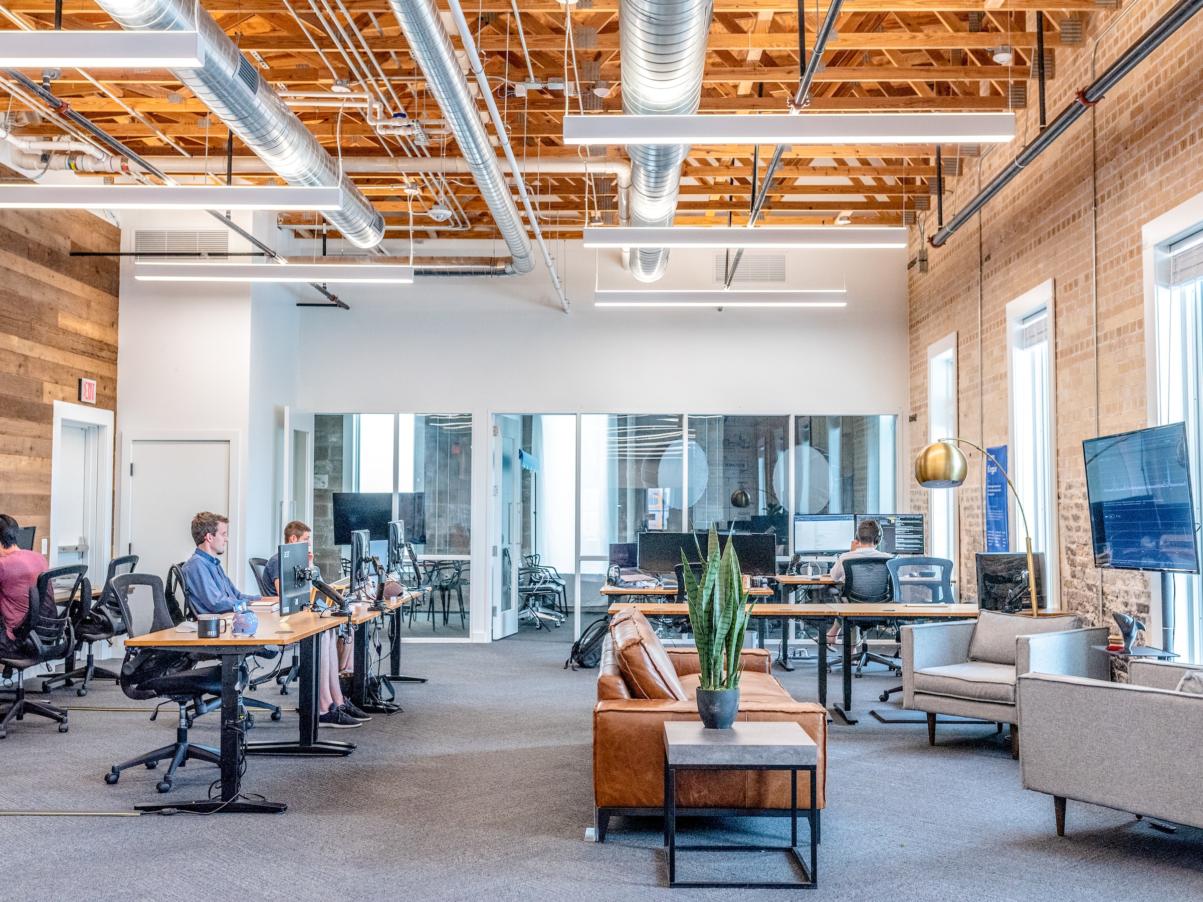 You are currently viewing The Benefits of Coworking Spaces for Small Business Owners | Roamingdesk.com